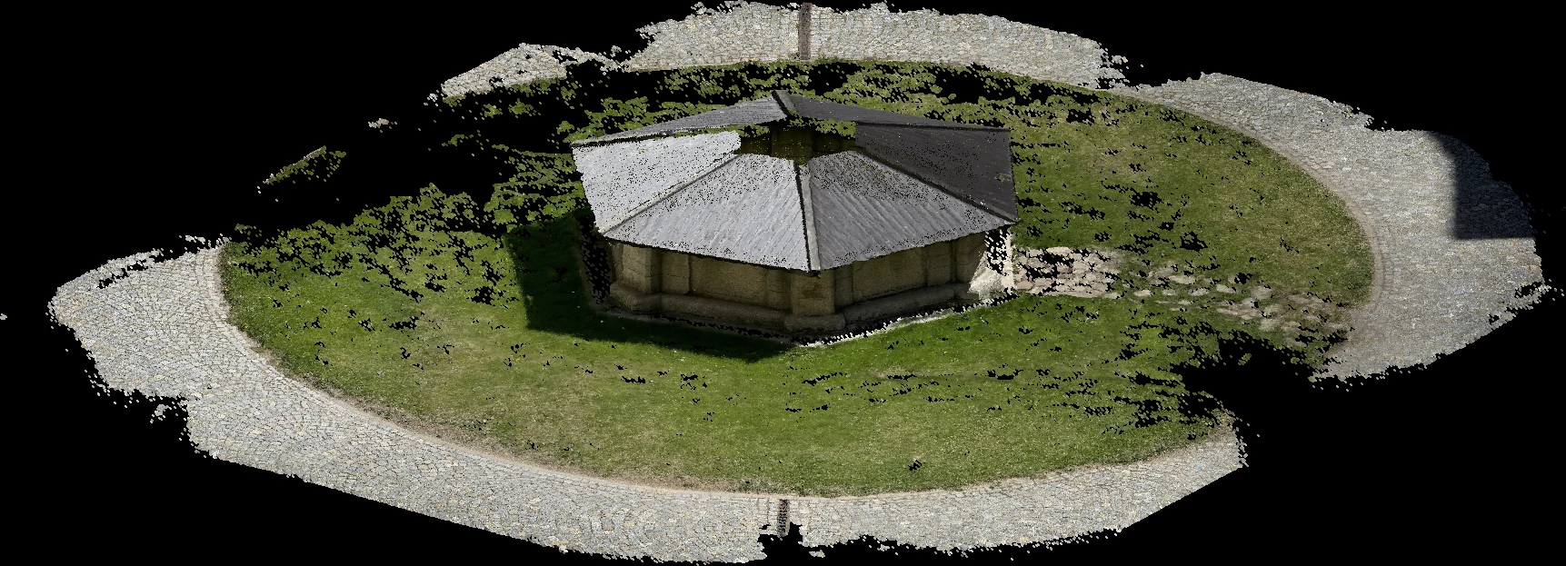 Fotogrammetrická rekonstrukce z nadhledu: malý šestiboký kamenný pavilon s valbovou břidlicovou střechou stojí na travnatém návrší obklopeném štěrkovou cestou. Na okrajích se rekonstrukce roztřepeně láme tam, kde skončil sběr dat.